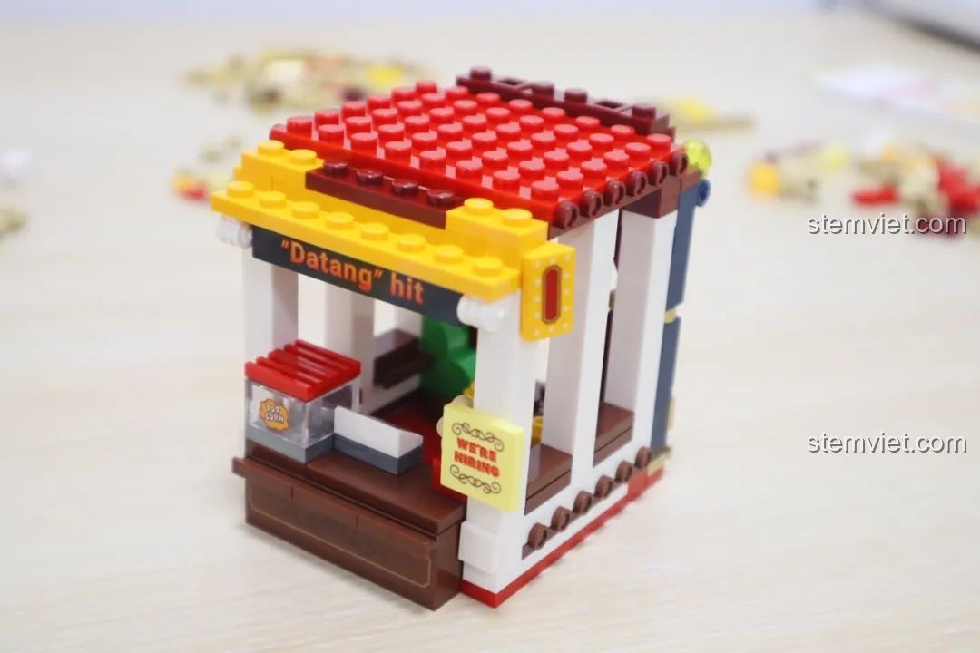 Cửa hàng bỏng ngô Wekki So Good Little Shop Series 2 gần hoàn thiện, với phần mái và các chi tiết nhỏ được lắp đặt.