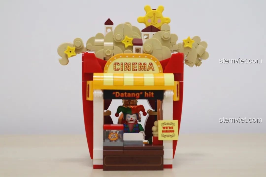 Cận cảnh bên trong cửa hàng bỏng ngô Wekki So Good Little Shop Series 2, với quầy bán hàng và các chi tiết nội thất.