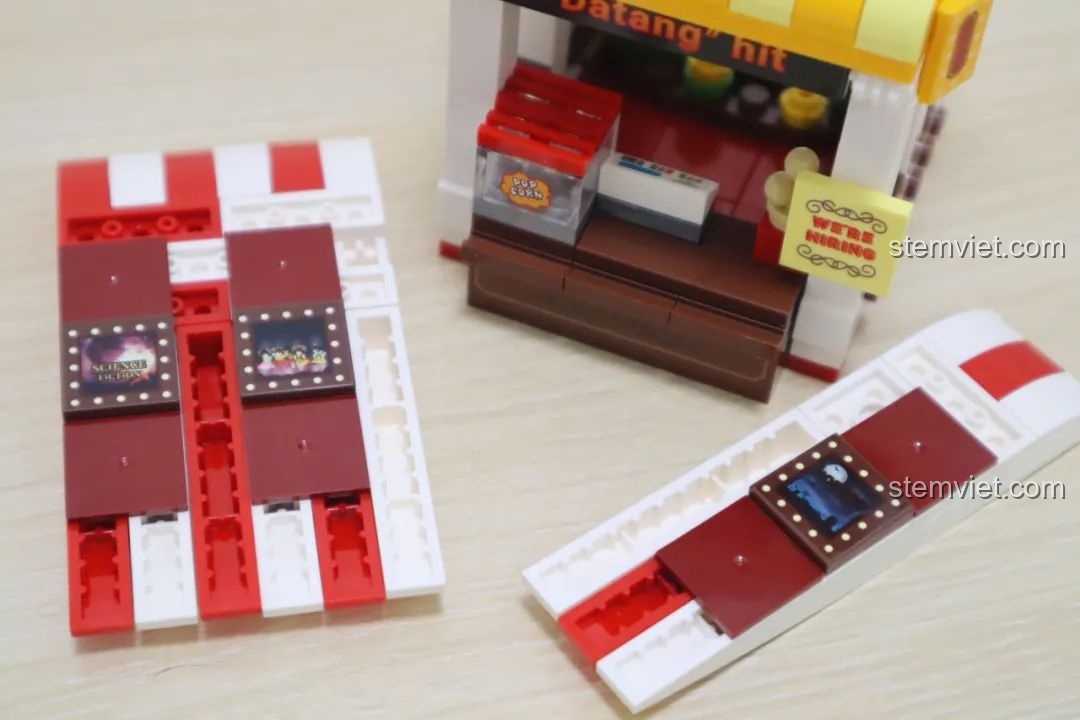 Các tấm ốp bên ngoài của cửa hàng bỏng ngô Wekki So Good Little Shop Series 2 được lắp đặt, tạo hình dáng hộp bỏng ngô.