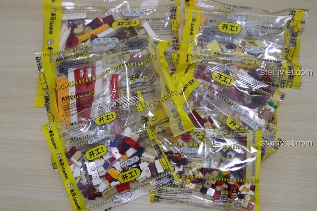 Tổng quan các túi mảnh ghép nhỏ bên trong bộ lắp ráp Wekki So Good Little Shop Series 2, sẵn sàng cho quá trình lắp ráp.