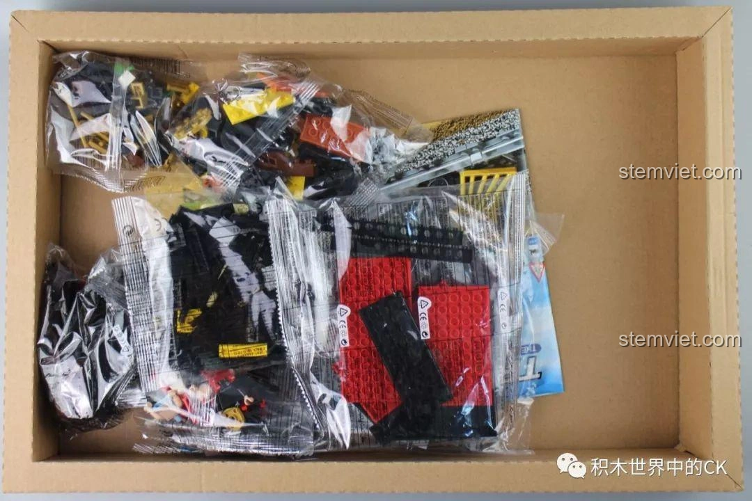 Bên trong hộp bộ lắp ghép Winner 5091 Tàu Hỏa Hơi Nước Thành Phố, các túi mảnh ghép được sắp xếp gọn gàng.