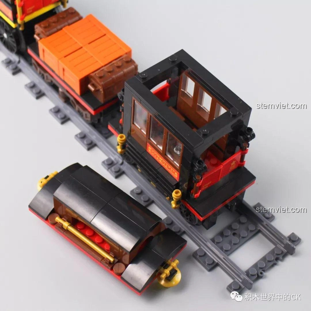 Mô hình tàu hỏa hơi nước Winner 5091 Thành Phố được đặt cạnh các mô hình tàu hỏa khác, cho thấy sự đa dạng.