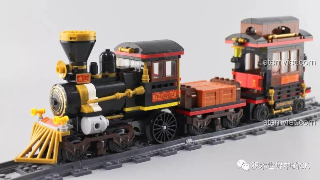 Mô hình hoàn chỉnh của bộ lắp ghép Winner 5091 Tàu Hỏa Hơi Nước Thành Phố trên đường ray, nhìn từ góc nghiêng.