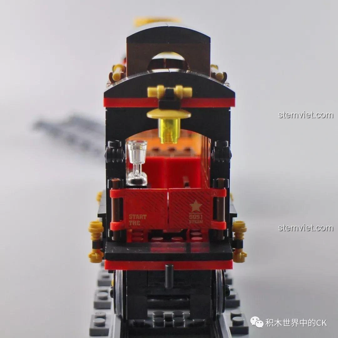 Mặt sau của toa khách của bộ lắp ghép Winner 5091 Tàu Hỏa Hơi Nước Thành Phố, với chi tiết đèn và cửa.