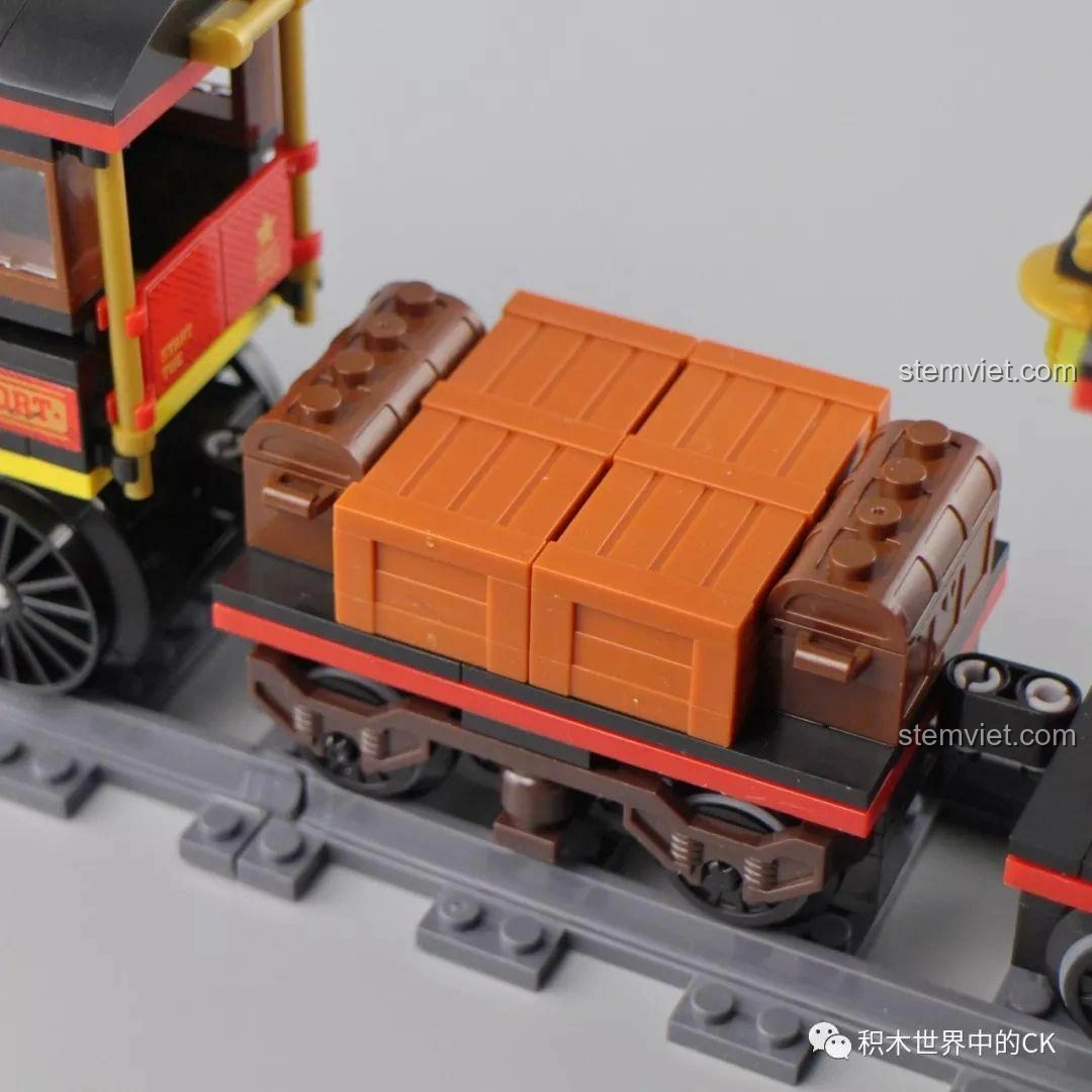 Toa hàng của bộ lắp ghép Winner 5091 Tàu Hỏa Hơi Nước Thành Phố, với các thùng hàng có thể mở ra và chứa phụ kiện.