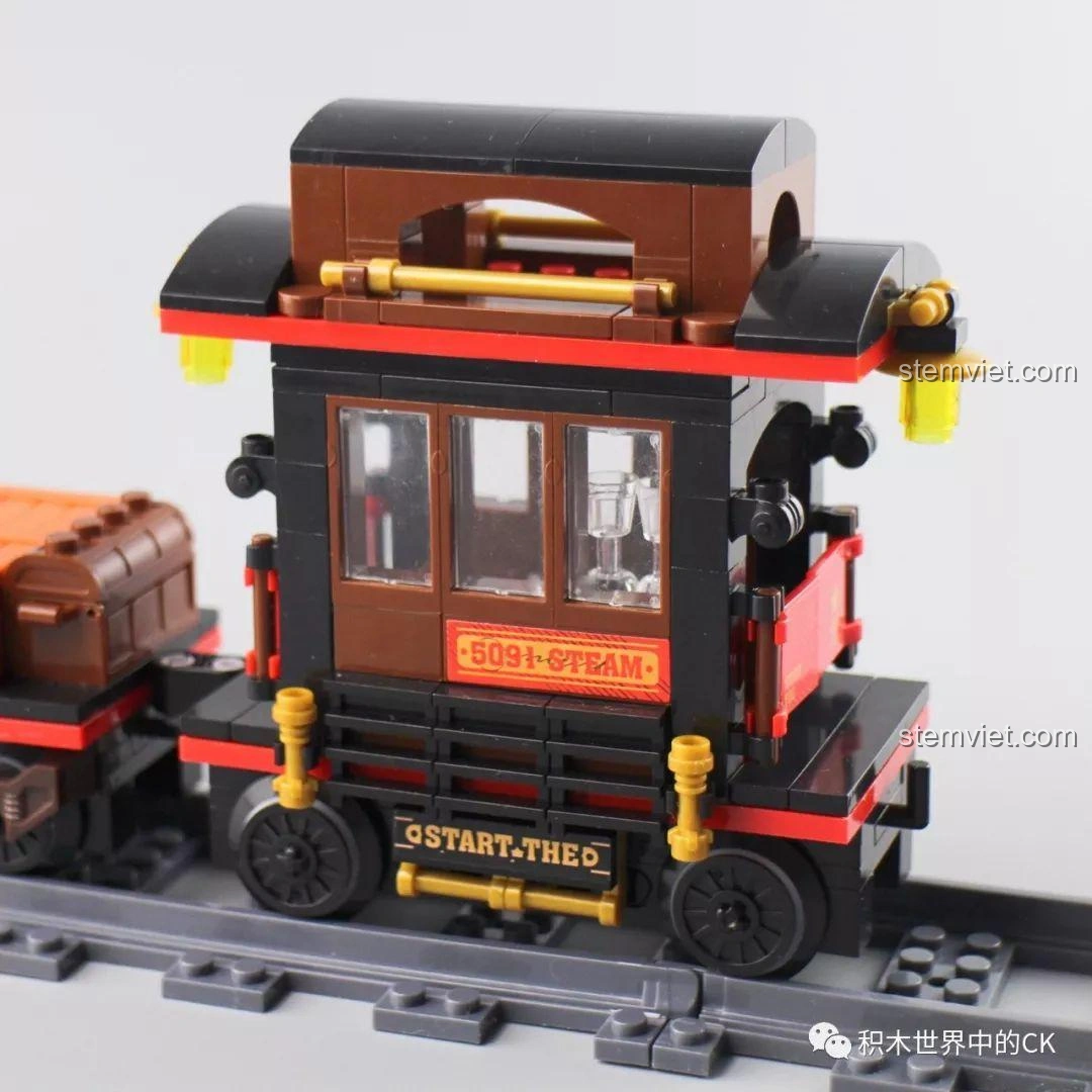 Cận cảnh chi tiết đèn trang trí trên nóc toa khách của bộ lắp ghép Winner 5091 Tàu Hỏa Hơi Nước Thành Phố.
