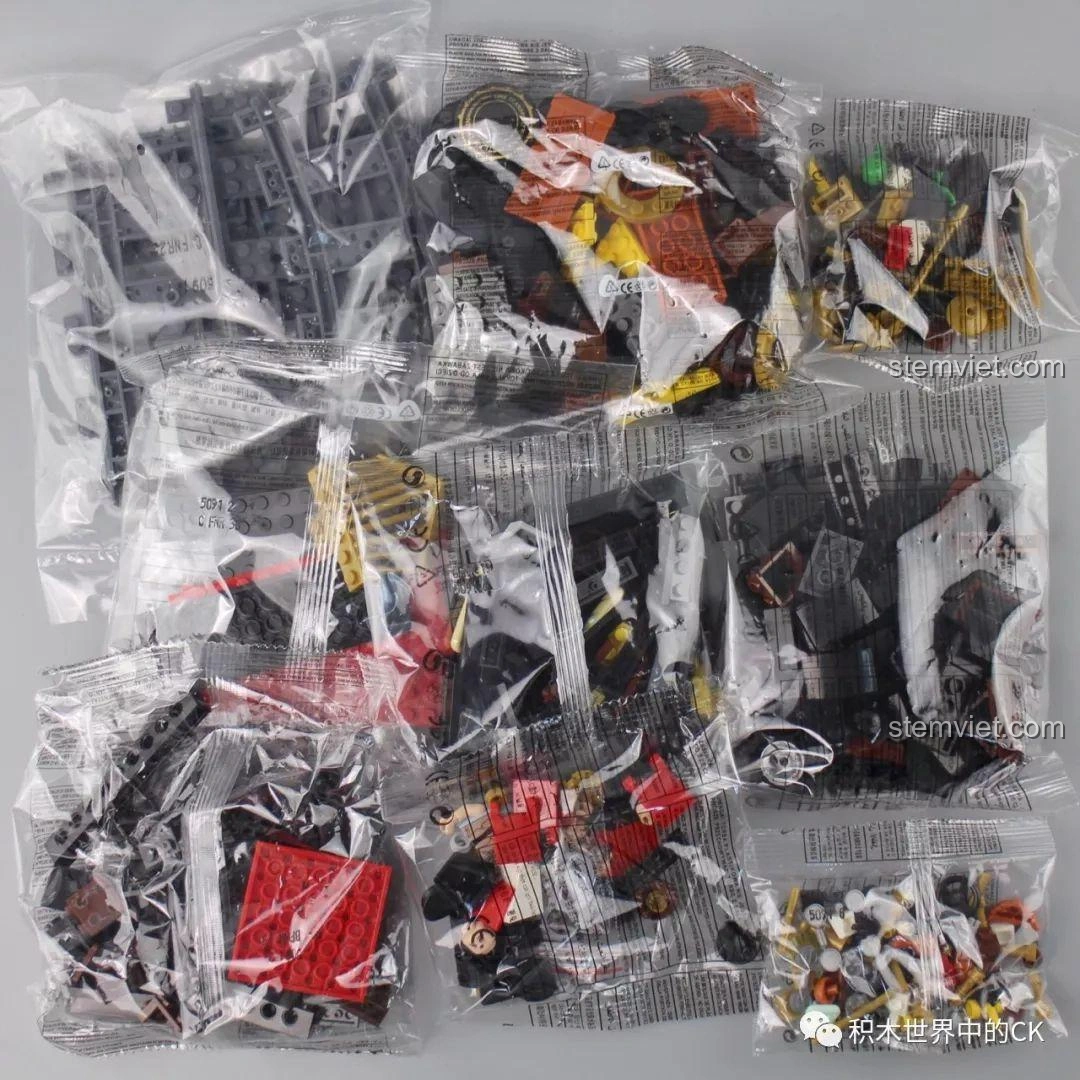Các túi mảnh ghép riêng lẻ của bộ lắp ghép Winner 5091 Tàu Hỏa Hơi Nước Thành Phố, sẵn sàng cho quá trình lắp ráp.