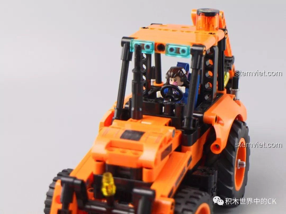 Bánh xe lớn và lốp cao su của mô hình Xe Xúc Đào Đa Năng Winner 7057, đảm bảo độ bám và di chuyển mượt mà.