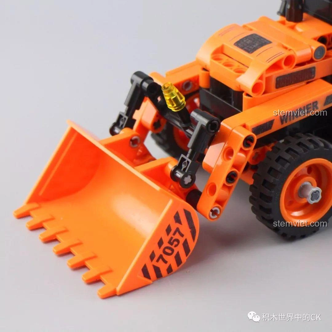 Cận cảnh gầu xúc phía trước của mô hình Xe Xúc Đào Đa Năng Winner 7057, với các chi tiết răng gầu và decal.