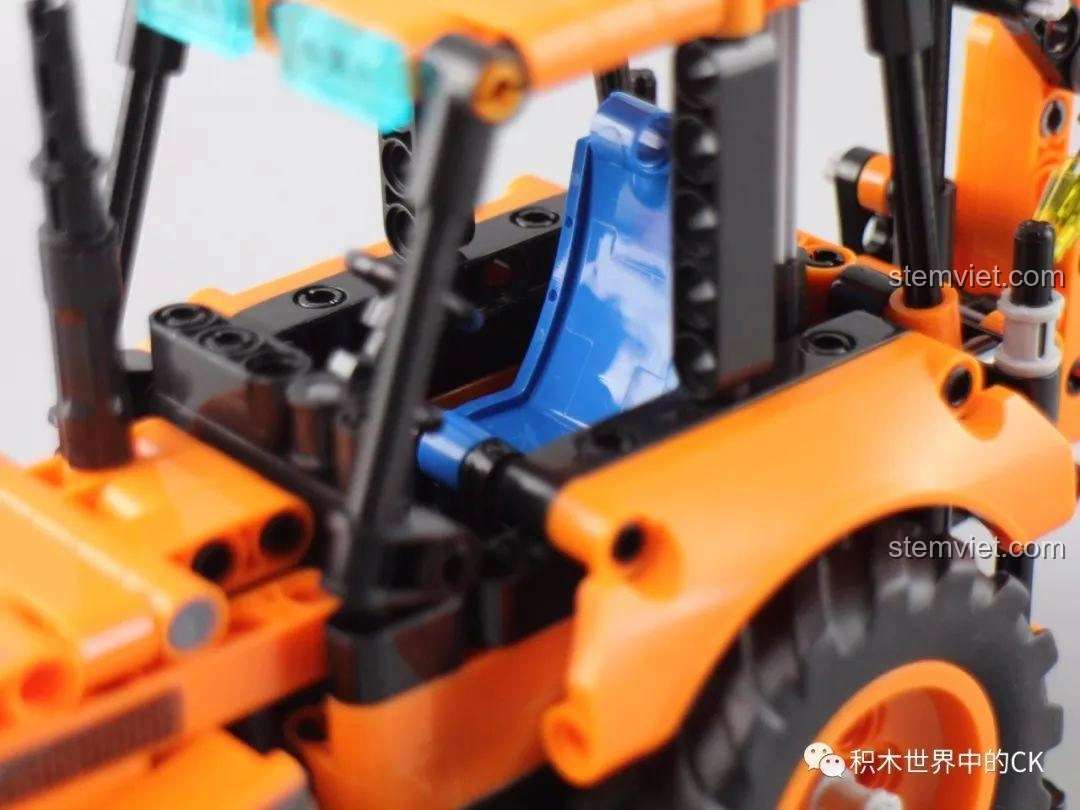 Cận cảnh khoang lái và các chi tiết bên trong cabin của mô hình Xe Xúc Đào Đa Năng Winner 7057.