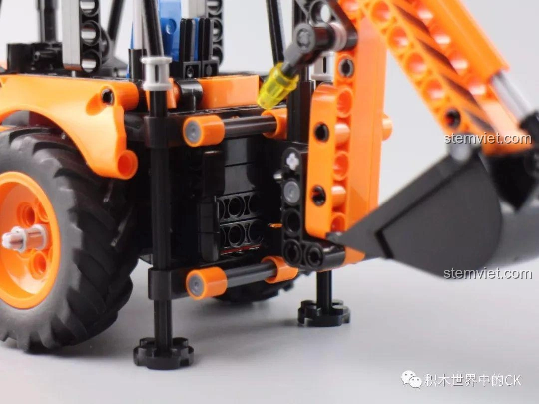 Cần đào phía sau của mô hình Xe Xúc Đào Đa Năng Winner 7057 được gập gọn gàng, tiện lợi khi di chuyển hoặc cất giữ.