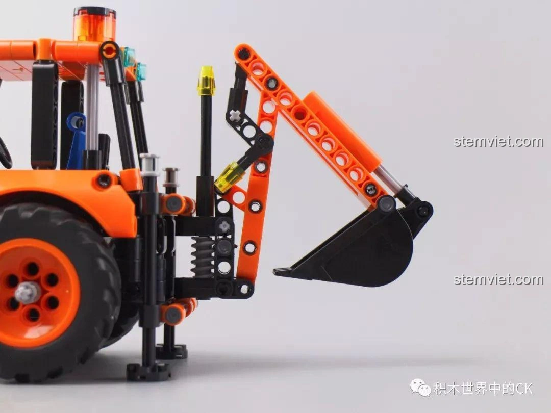 Góc nhìn cận cảnh cần đào của mô hình Xe Xúc Đào Đa Năng Winner 7057 khi được gập lại, thể hiện cơ chế khớp nối.