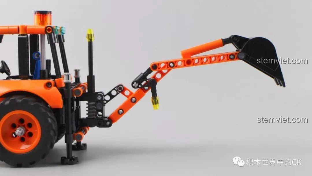 Cần đào phía sau của mô hình Xe Xúc Đào Đa Năng Winner 7057 được hạ thấp, sẵn sàng cho hoạt động đào bới.