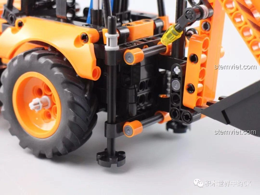 Cần đào phía sau của mô hình Xe Xúc Đào Đa Năng Winner 7057 được kéo dài hết cỡ, thể hiện biên độ hoạt động tối đa.