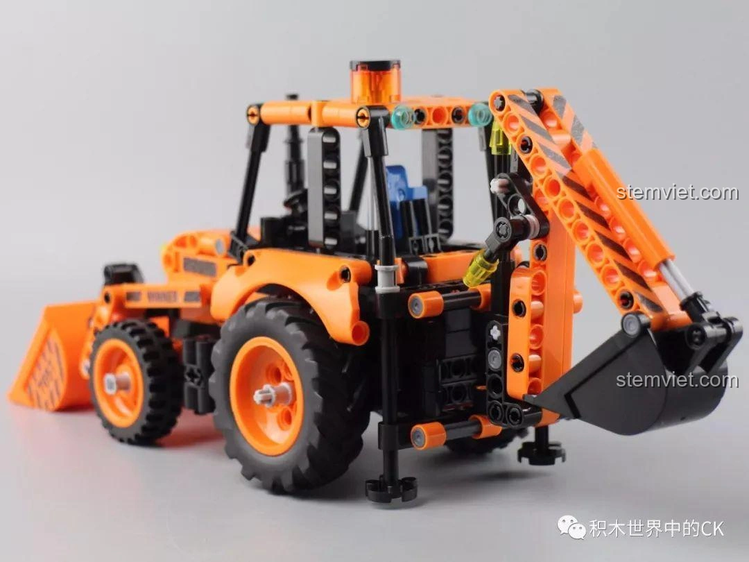 Phần cần đào phía sau của mô hình Xe Xúc Đào Đa Năng Winner 7057, với các khớp nối linh hoạt.