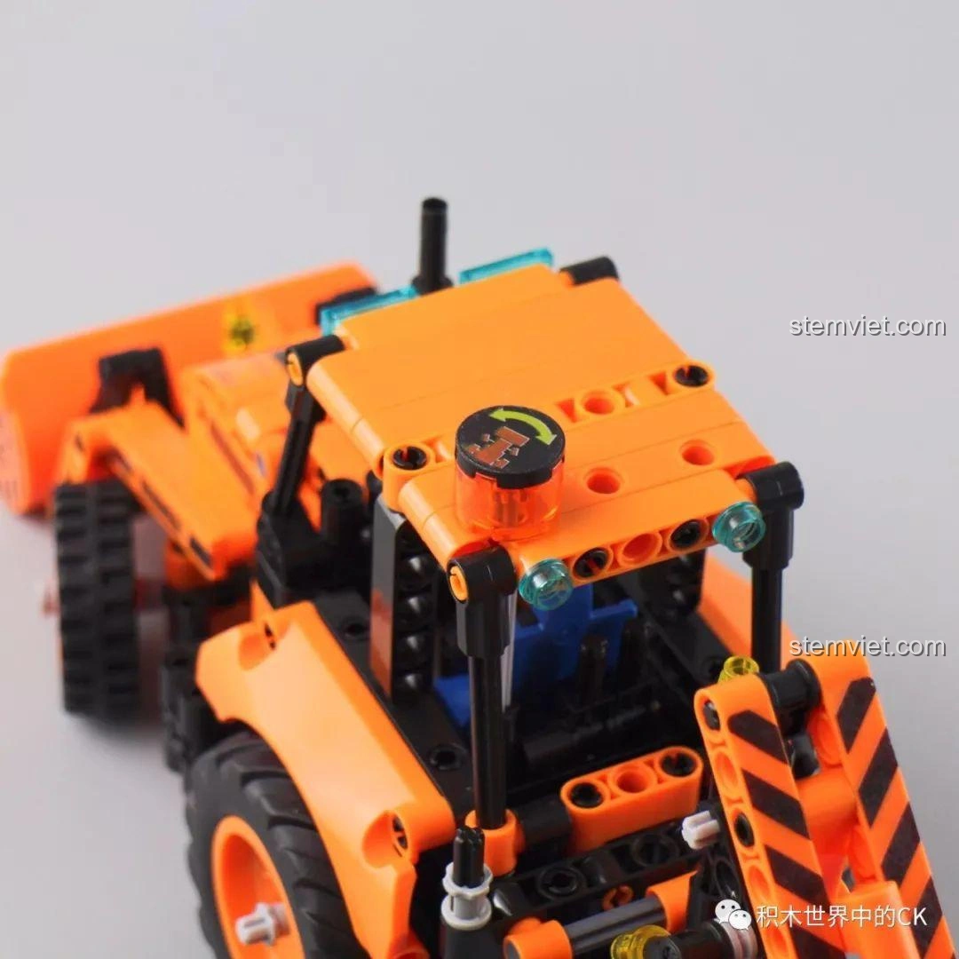 Chân chống phụ của mô hình Xe Xúc Đào Đa Năng Winner 7057 được hạ xuống, giúp xe ổn định khi hoạt động.