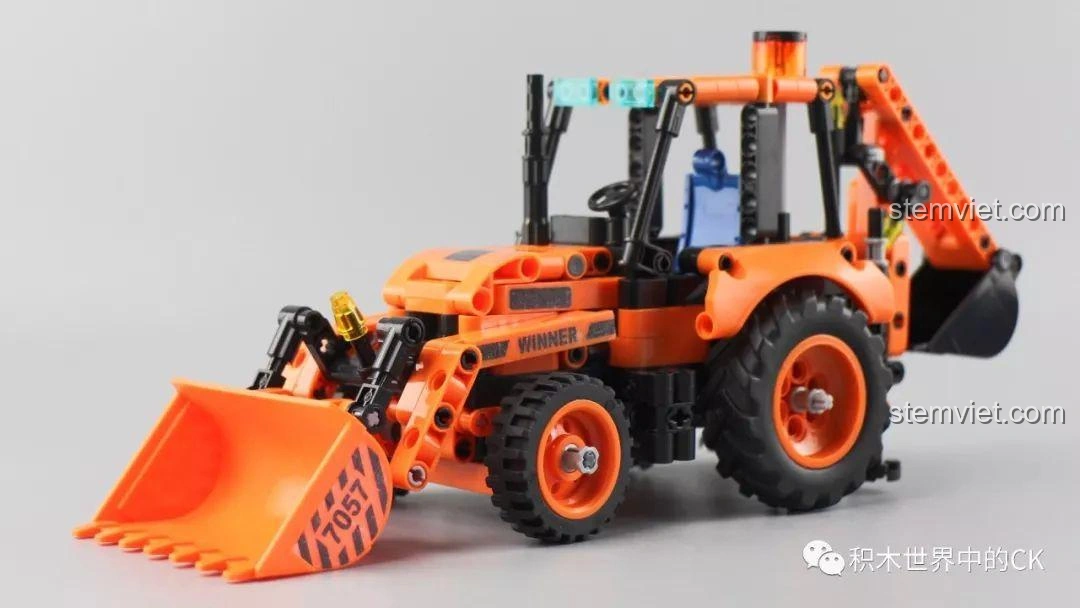 Mô hình Xe Xúc Đào Đa Năng Winner 7057 đang được lắp ráp, thể hiện cấu trúc chắc chắn và màu sắc cam đặc trưng.