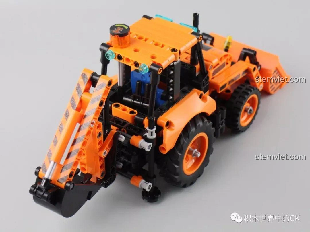 Mô hình Xe Xúc Đào Đa Năng Winner 7057 với gầu xúc phía trước được nâng cao, thể hiện tính năng động.