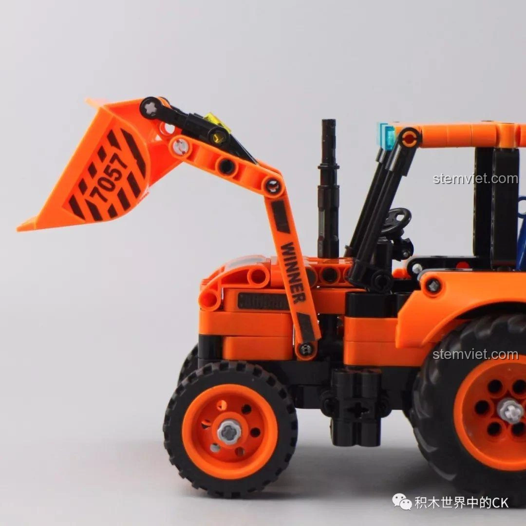 Gầu xúc của mô hình Xe Xúc Đào Đa Năng Winner 7057 được nâng cao hết cỡ, thể hiện biên độ hoạt động.