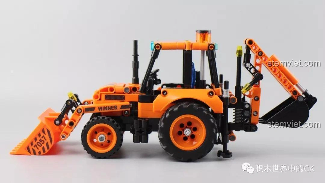 Mô hình Xe Xúc Đào Đa Năng Winner 7057 nhìn từ góc nghiêng, thể hiện thiết kế cân đối và các chi tiết cơ khí.