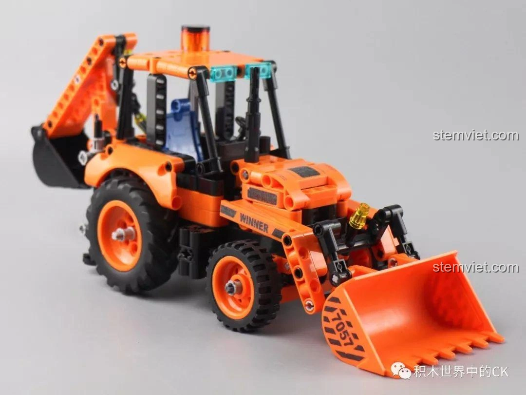 Mô hình hoàn chỉnh của bộ lắp ráp Winner 7057 Xe Xúc Đào Đa Năng, sẵn sàng cho các hoạt động vui chơi.