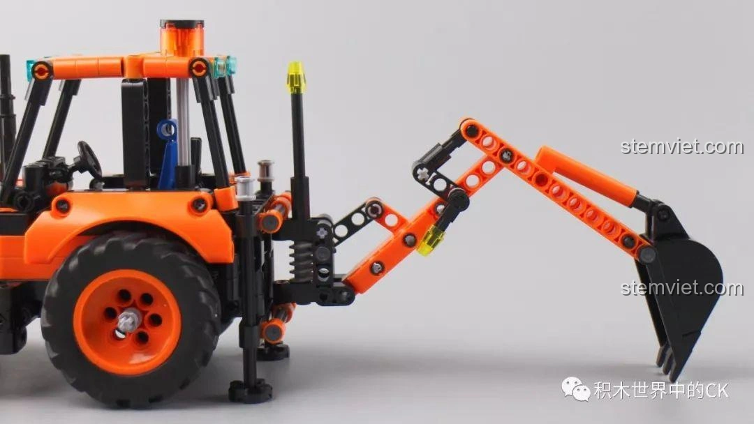 Mô hình hoàn chỉnh của bộ lắp ráp Winner 7057 Xe Xúc Đào Đa Năng, với gầu xúc và cần đào linh hoạt.