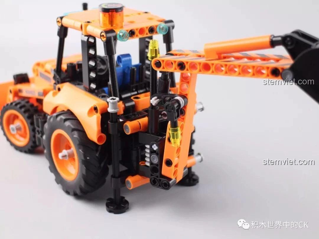 Tổng thể mô hình Xe Xúc Đào Đa Năng Winner 7057 đã hoàn thiện, sẵn sàng trưng bày hoặc chơi.