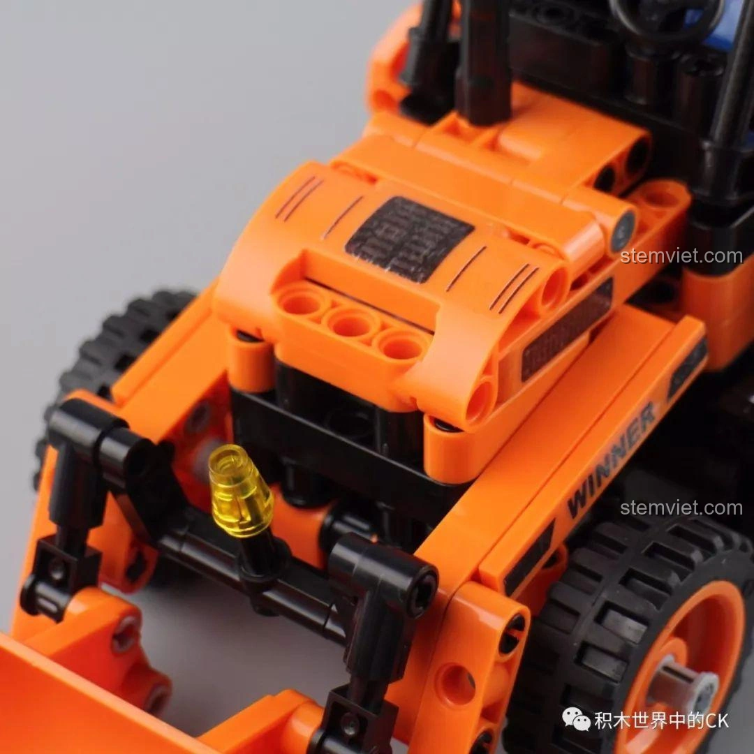 Cận cảnh khoang động cơ của mô hình Xe Xúc Đào Đa Năng Winner 7057, với các chi tiết máy móc bên trong.