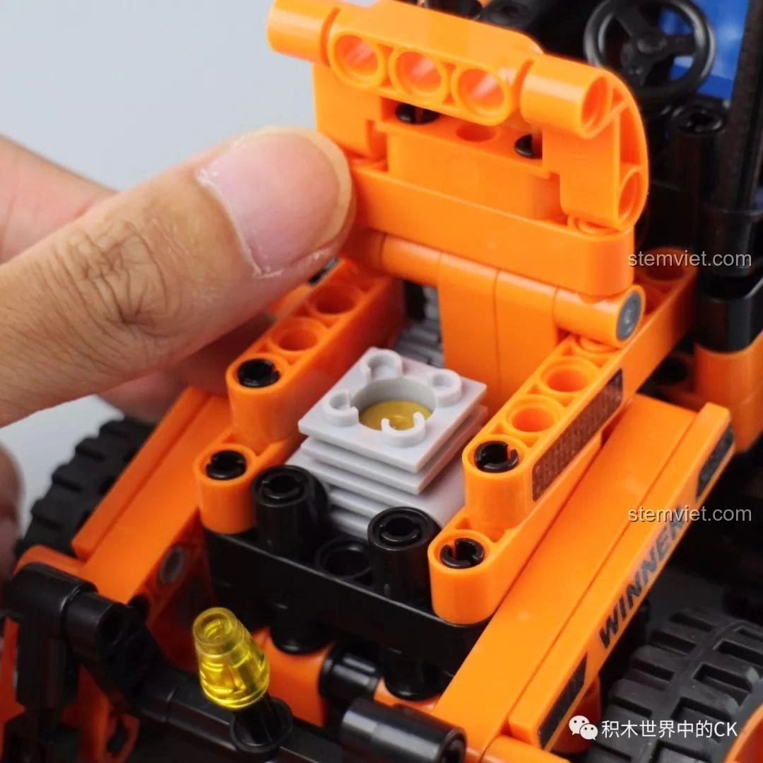 Khoang lái của mô hình Xe Xúc Đào Đa Năng Winner 7057 với ghế ngồi màu xanh và vô lăng, chi tiết chân thực.