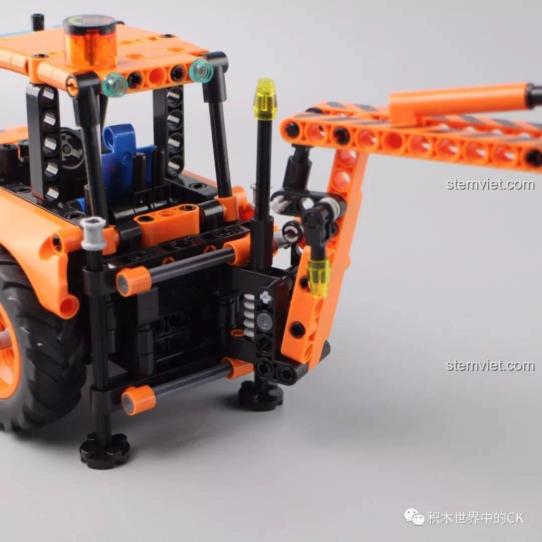 Các mảnh ghép thừa còn lại sau khi lắp ráp xong bộ Winner 7057 Xe Xúc Đào Đa Năng, cho thấy độ chính xác của bộ.