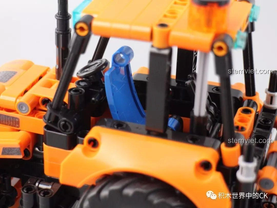 Minifigure được đặt trong khoang lái của mô hình Xe Xúc Đào Đa Năng Winner 7057, thể hiện khả năng tương thích.