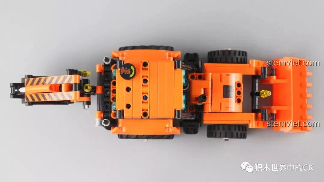 Góc nhìn từ trên xuống của mô hình Xe Xúc Đào Đa Năng Winner 7057, cho thấy tổng thể cấu trúc và các chi tiết.