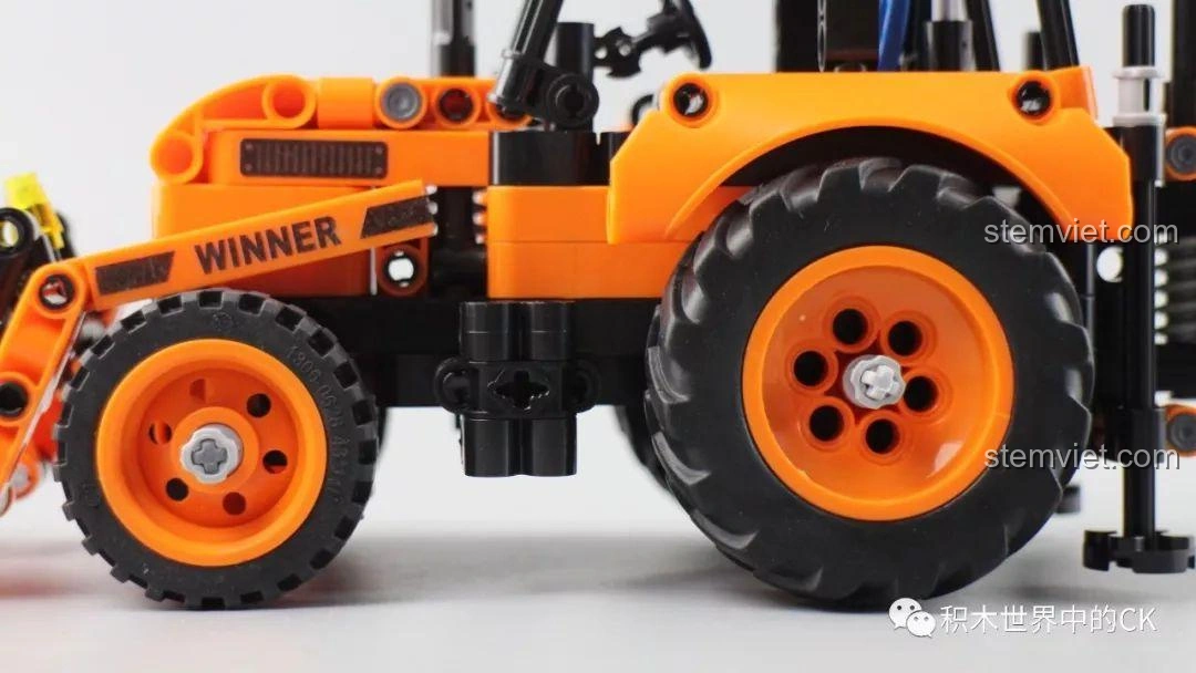 Nút xoay điều khiển hướng lái trên nóc cabin của mô hình Xe Xúc Đào Đa Năng Winner 7057, thể hiện tính năng điều khiển.