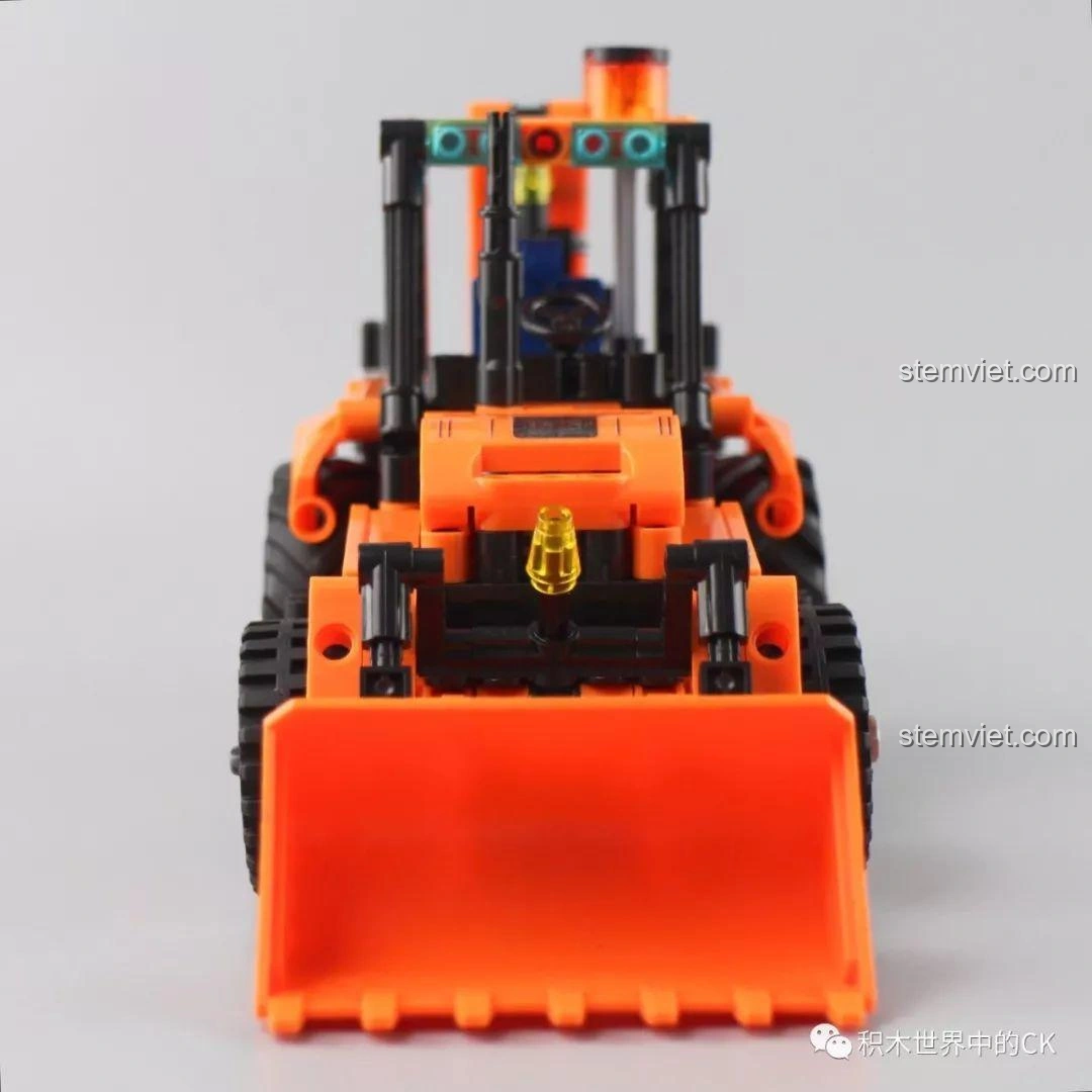 Góc nhìn trực diện từ phía trước của mô hình Xe Xúc Đào Đa Năng Winner 7057, nổi bật gầu xúc lớn.