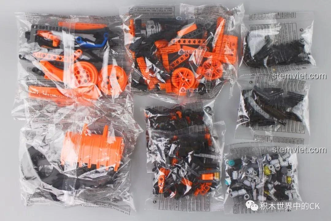 Các túi mảnh ghép nhựa an toàn ABS cao cấp của bộ lắp ráp Winner 7057 Xe Xúc Đào Đa Năng được phân loại rõ ràng.