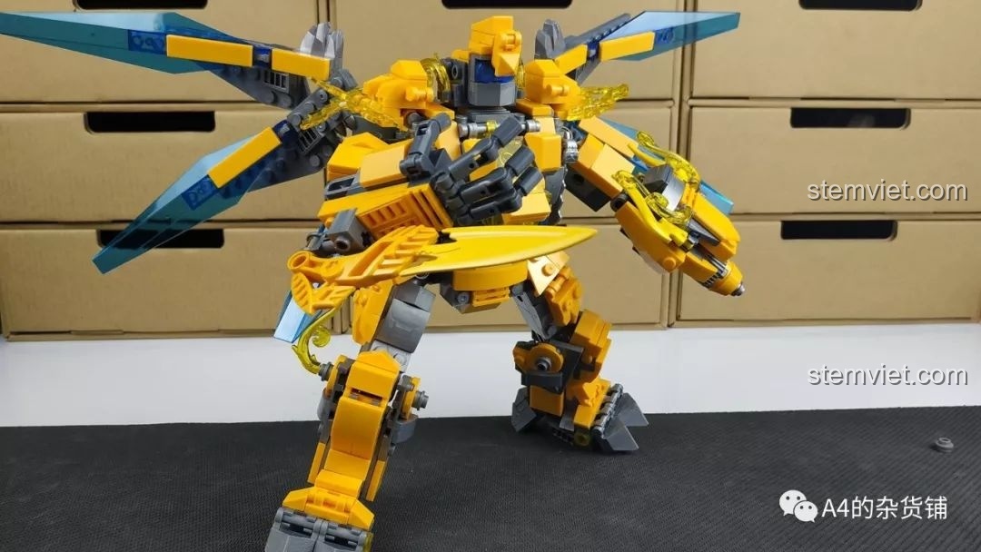 Mô hình robot Xích Luyện Chiến Thần Winner 8037 đã lắp ráp hoàn chỉnh, với màu vàng chủ đạo và chi tiết sắc nét. Review Winner 8037 Robot biến hình.