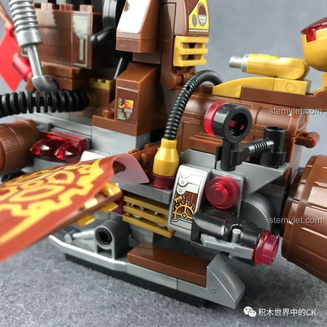 Cận cảnh phần đuôi của mô hình Winner 8047 Trực thăng Hơi nước, với các chi tiết ống dẫn và bánh răng.