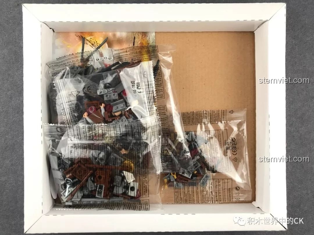 Bên trong hộp đồ chơi lắp ráp Winner 8047 Trực thăng Hơi nước, hiển thị các túi linh kiện được đóng gói cẩn thận.