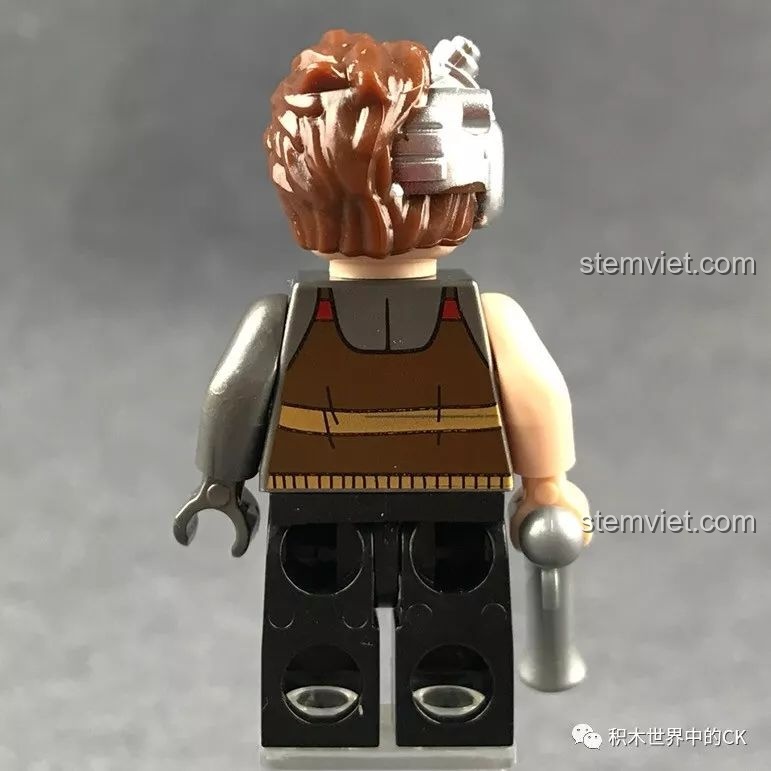 Mặt sau của minifigure thứ hai trong bộ Winner 8047 Trực thăng Hơi nước, hiển thị chi tiết in ấn trên lưng.