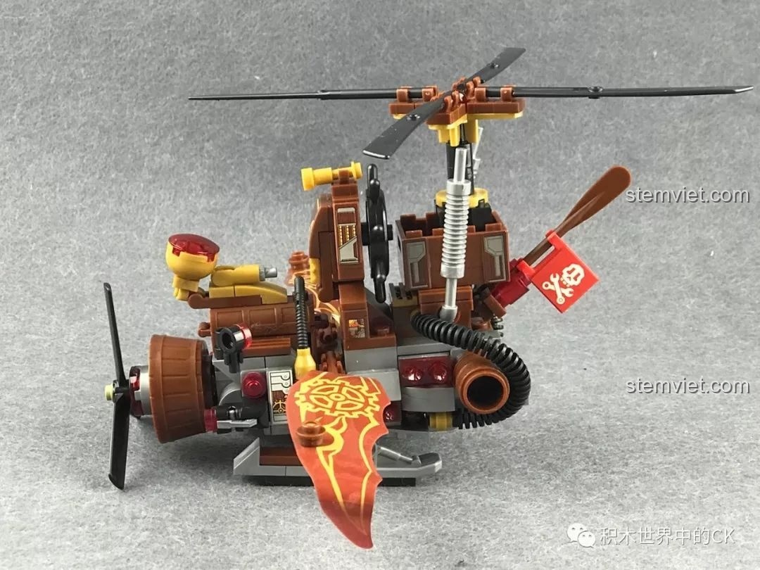 Mô hình Winner 8047 Trực thăng Hơi nước nhìn từ góc nghiêng bên phải, với các chi tiết ống dẫn và cánh phụ.