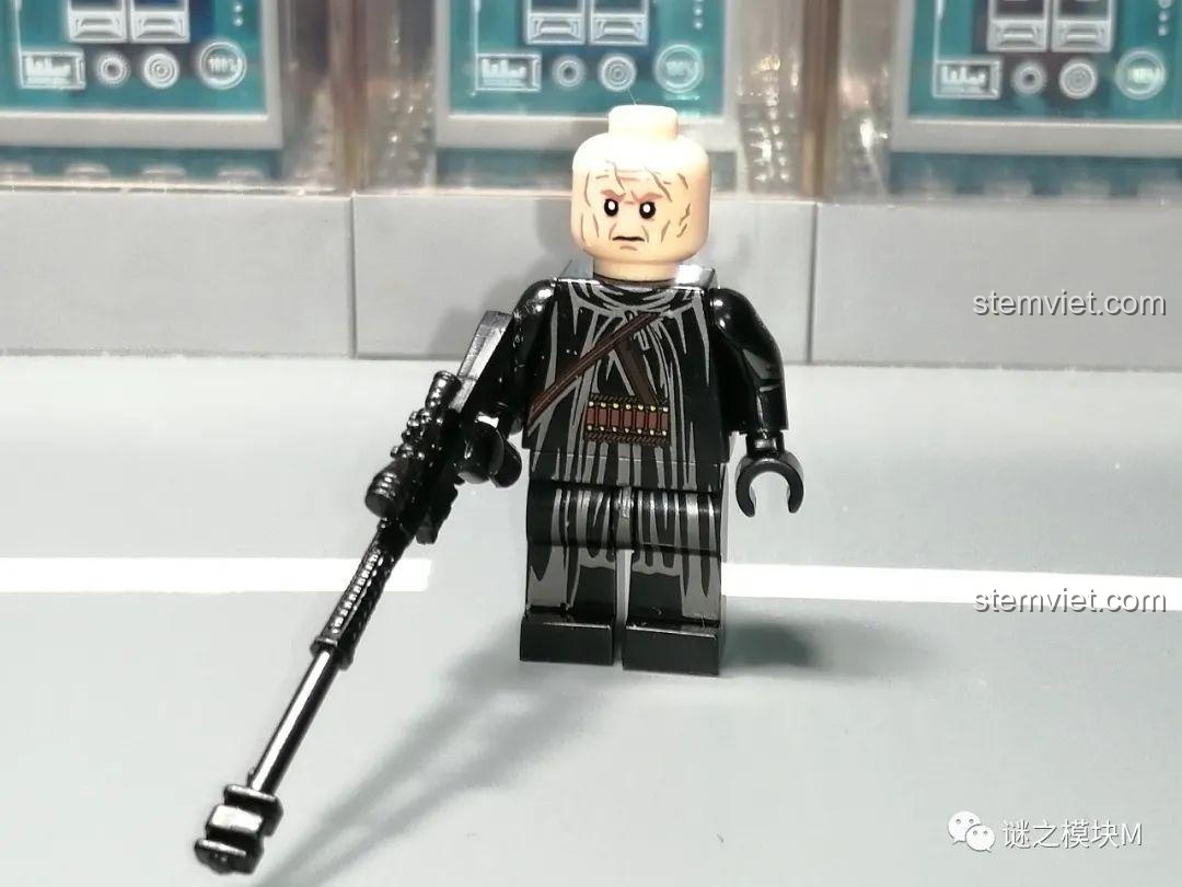 Review WM 121 Minifigure The Mandalorian: Jawa từ bên hông, chi tiết trang phục rõ ràng.