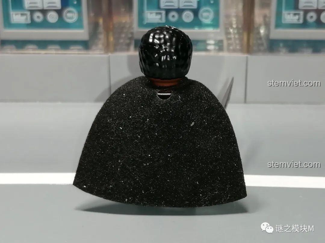 Review WM 6121 Minifigure The Mandalorian: Mặt sau của Ahsoka Tano, in ấn trang phục lưng.