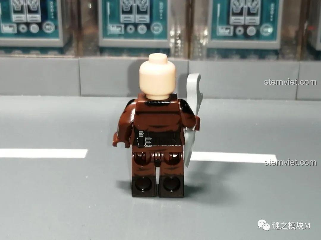 Review WM 6121 Minifigure The Mandalorian: Greef Karga từ bên hông, chi tiết trang phục rõ ràng.