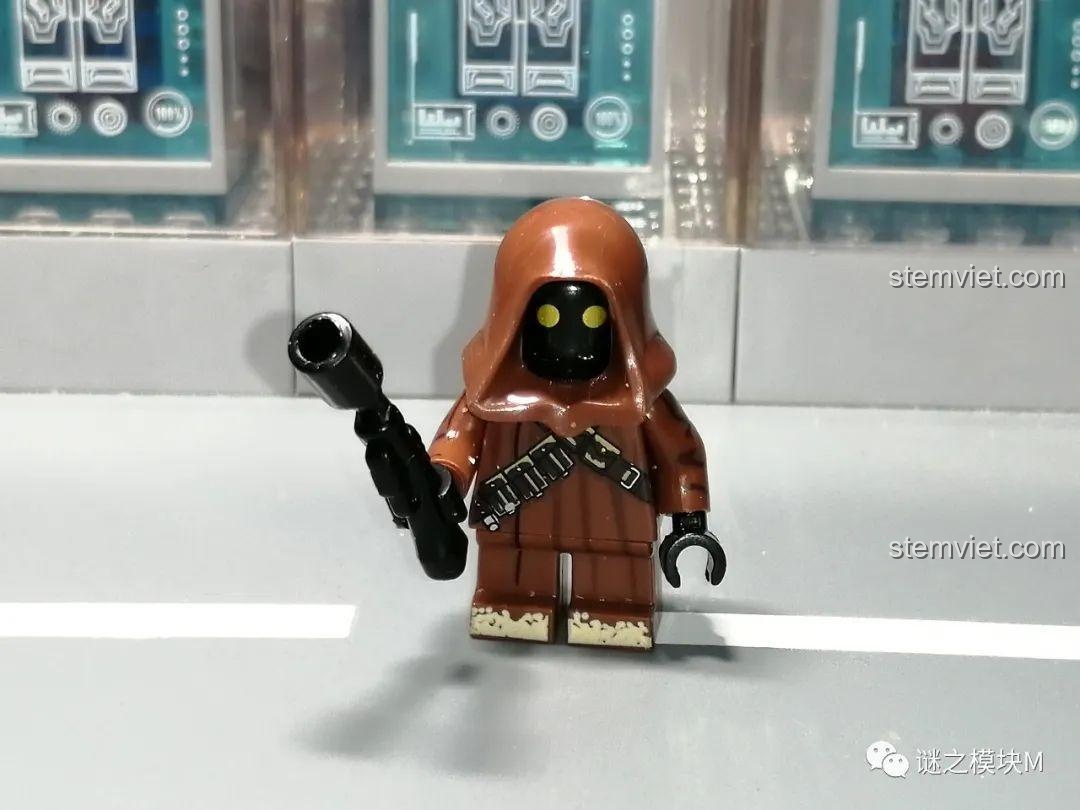 Review WM 6121 Minifigure The Mandalorian: Luke Skywalker từ bên hông, chi tiết trang phục rõ ràng.