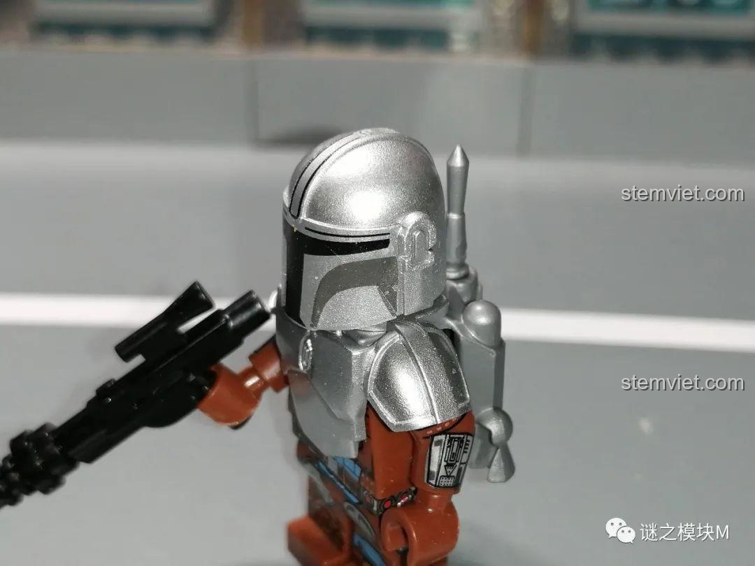 Review WM 6121 Minifigure The Mandalorian: Cận cảnh mũ bảo hiểm của The Mandalorian, chi tiết sắc sảo.