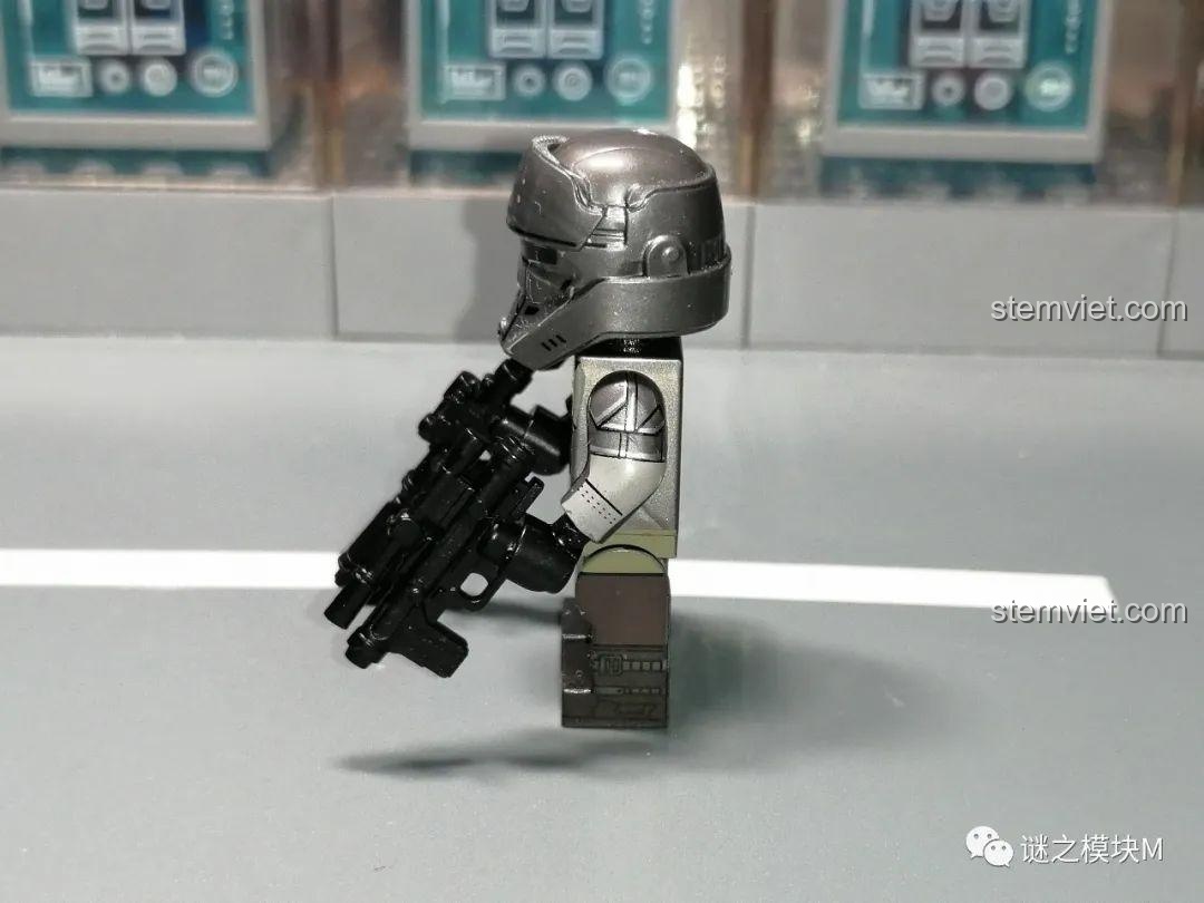 Review WM 6121 Minifigure The Mandalorian: Mặt sau của Peli Motto, in ấn trang phục lưng.
