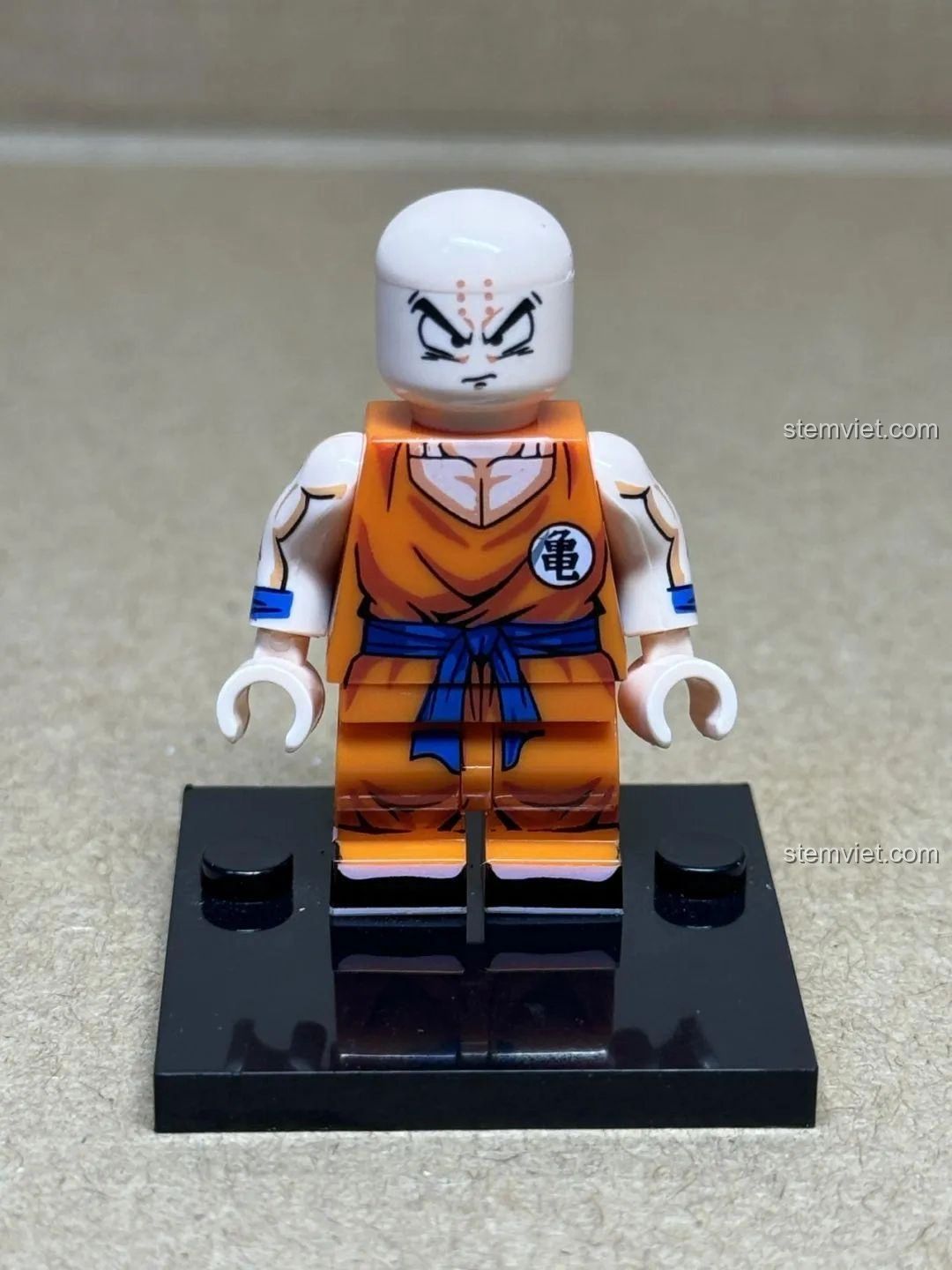 Minifigure Krillin trong bộ WM6180 Dragon Ball Z, thể hiện chi tiết mặt trước với trang phục võ sĩ rùa màu cam và biểu cảm khuôn mặt đặc trưng.