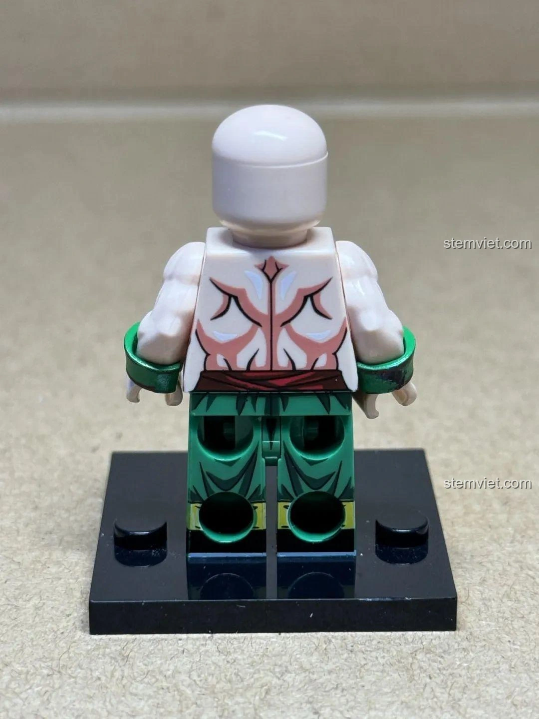 Mặt sau của minifigure Thiên Tân Phạn (Tien Shinhan) trong bộ WM6180 Dragon Ball Z, cho thấy chi tiết cơ lưng và trang phục võ sĩ.