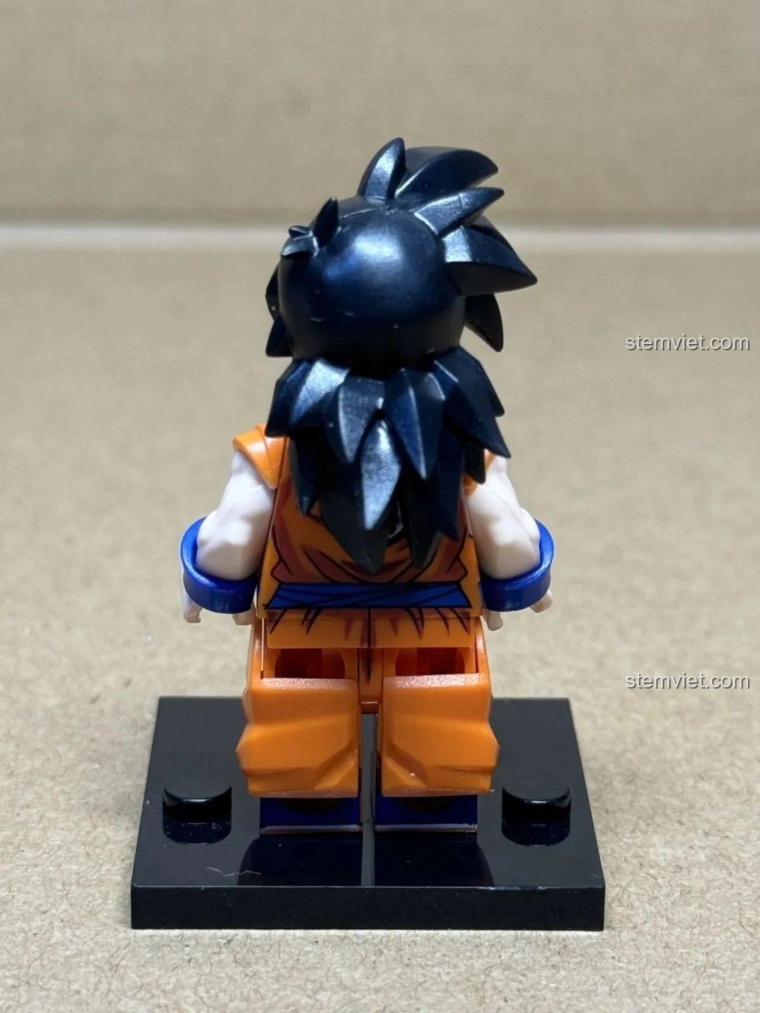 Mặt sau của minifigure Yamcha trong bộ WM6180 Dragon Ball Z, cho thấy chi tiết tóc dài và lưng áo võ sĩ rùa.