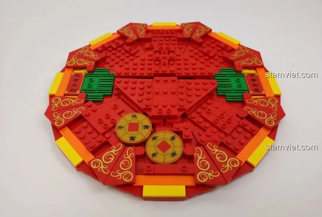 Trang trí nắp hộp với các chi tiết in hình đồng xu và câu đối của bộ WOMA C.9122.